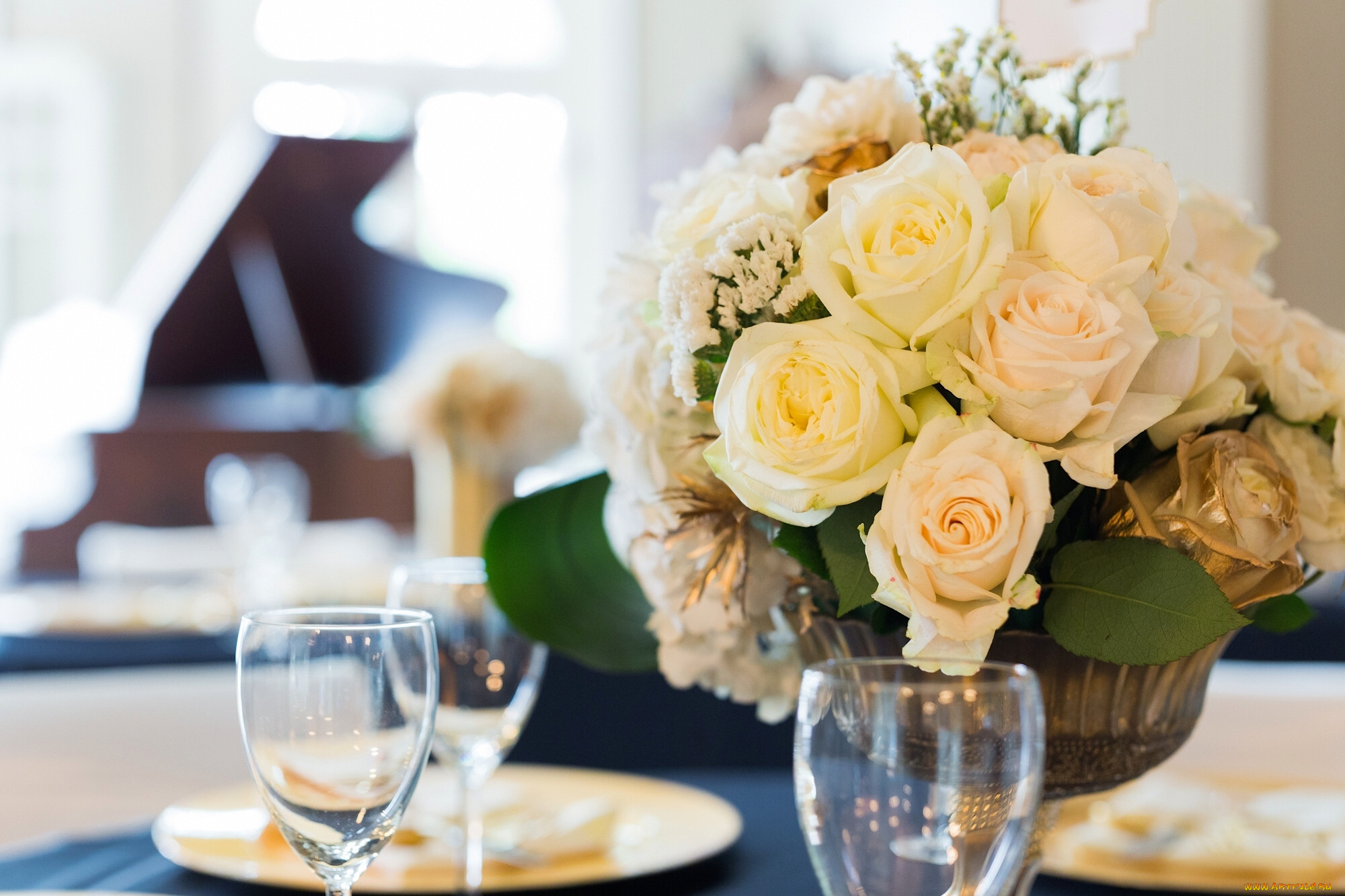 Много цветов на столе. Букет цветов на столе. Букетик цветов на столе. Букет цветов на стояле. Красивый букет на столе.
